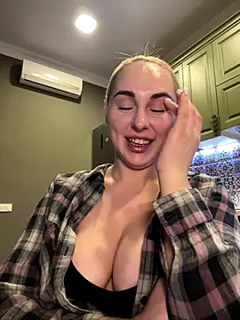 Snapshot of Best-B00bs chatting on November 18, 2025, 9:07 pm Best-B00bs online show from November 18, 2025, 9:07 pm