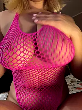 Snapshot of Best-B00bs chatting on October 5, 2025, 10:44 pm Best-B00bs online show from October 5, 2025, 10:44 pm