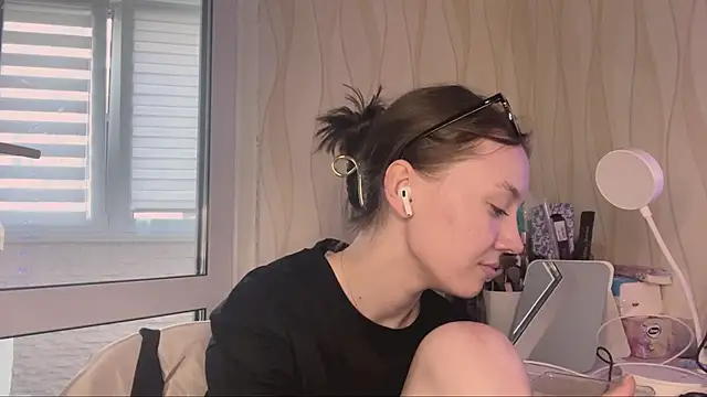 KimberleyBarfield online show from April 14, 2026, 3:06 pm