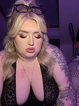 Snapshot of TwoWayT_xx chatting on March 2, 2026, 4:24 am TwoWayT xx online show from March 2, 2026, 4:24 am