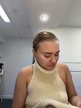 MonicaWestt online show from April 16, 2026, 7:09 am