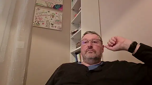 doudou310 online show from February 13, 2026, 4:23 am