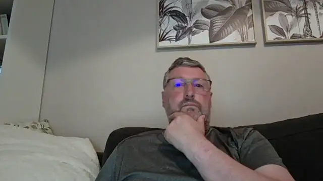 doudou310 online show from April 11, 2026, 3:47 am