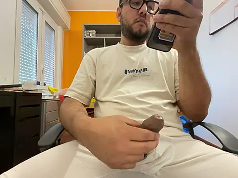 latinocalientehot online show from June 18, 2026, 4:12 pm