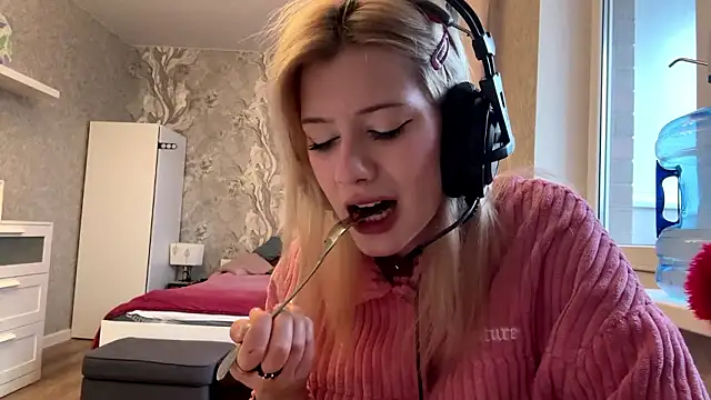 LadyFoxLove online show from February 8, 2026, 10:02 am