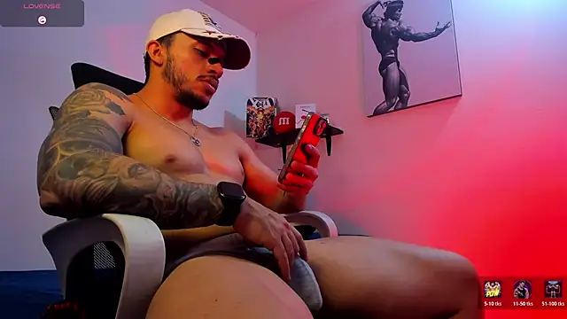 Snapshot of LiamReigns_ chatting on March 3, 2026, 9:33 pm LiamReigns online show from March 3, 2026, 9:33 pm