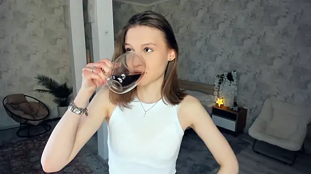 LianneBynon online show from March 22, 2026, 9:33 am