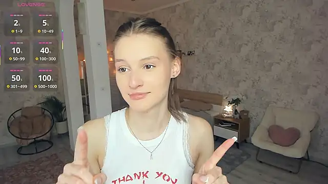 Snapshot of LianneBynon chatting on June 8, 2026, 10:27 am LianneBynon online show from June 8, 2026, 10:27 am