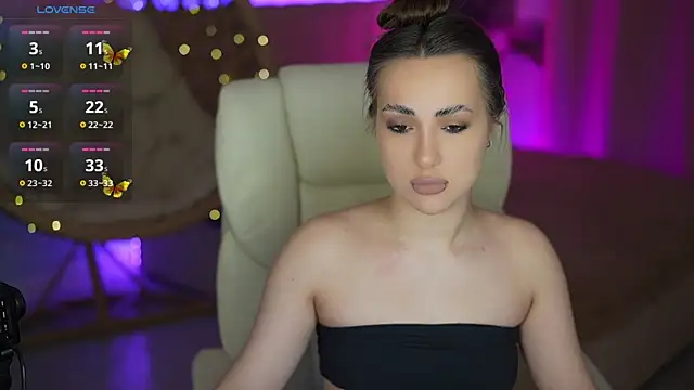 OliviaMoore  online show from March 11, 2026, 2:33 pm