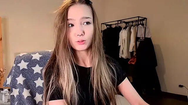 Snapshot of HoneyComfy chatting on April 13, 2026, 2:32 pm HoneyComfy online show from April 13, 2026, 2:32 pm