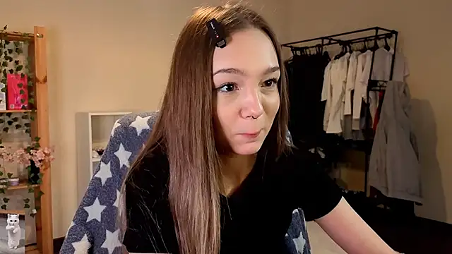 Snapshot of HoneyComfy chatting on April 3, 2026, 2:23 pm HoneyComfy online show from April 3, 2026, 2:23 pm