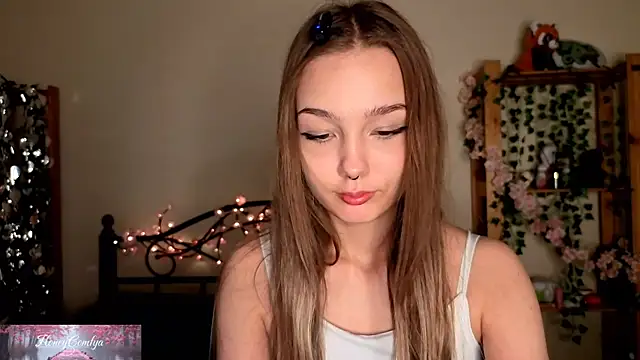 Snapshot of HoneyComfy chatting on May 13, 2026, 2:24 pm HoneyComfy online show from May 13, 2026, 2:24 pm