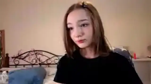 Snapshot of HoneyComfy chatting on April 16, 2026, 2:40 pm HoneyComfy online show from April 16, 2026, 2:40 pm