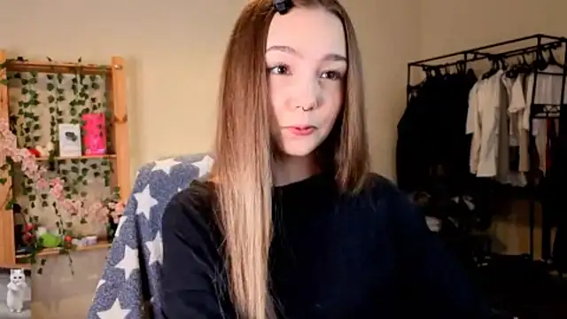 Snapshot of HoneyComfy chatting on April 11, 2026, 2:21 pm HoneyComfy online show from April 11, 2026, 2:21 pm