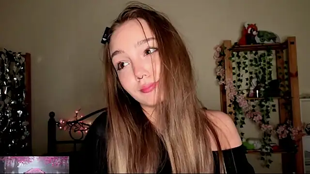 Snapshot of HoneyComfy chatting on May 21, 2026, 2:58 pm HoneyComfy online show from May 21, 2026, 2:58 pm