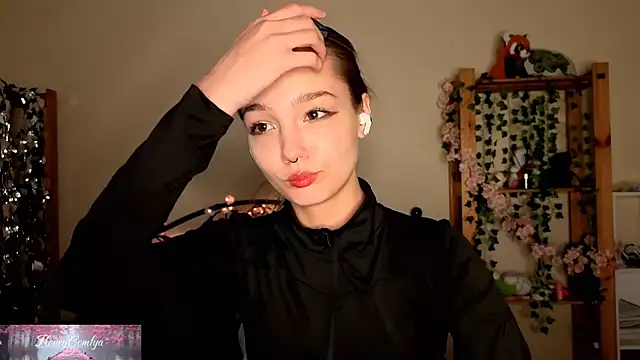 Snapshot of HoneyComfy chatting on May 15, 2026, 1:09 pm HoneyComfy online show from May 15, 2026, 1:09 pm
