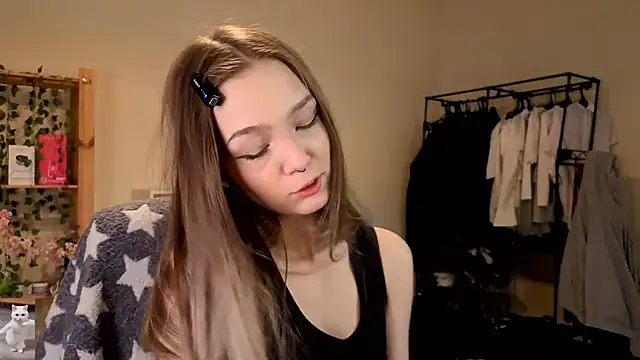 Snapshot of HoneyComfy chatting on April 7, 2026, 2:19 pm HoneyComfy online show from April 7, 2026, 2:19 pm