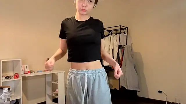 Snapshot of HoneyComfy chatting on April 1, 2026, 2:25 pm HoneyComfy online show from April 1, 2026, 2:25 pm