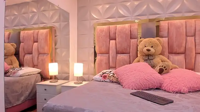 Paris Velvet online show from April 10, 2026, 10:17 pm