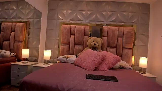 Paris Velvet online show from March 27, 2026, 10:11 pm