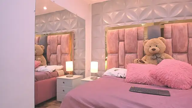 Paris Velvet online show from April 2, 2026, 11:00 pm