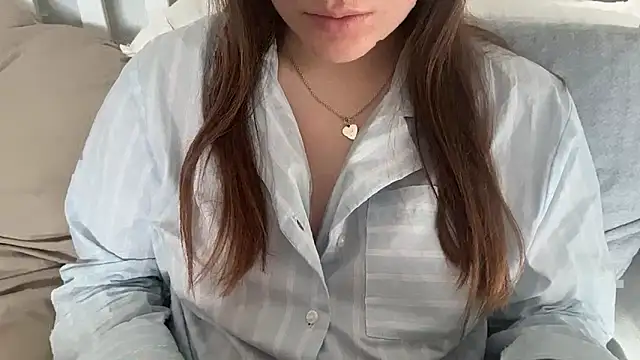 Lucyschickt online show from April 6, 2026, 6:47 am