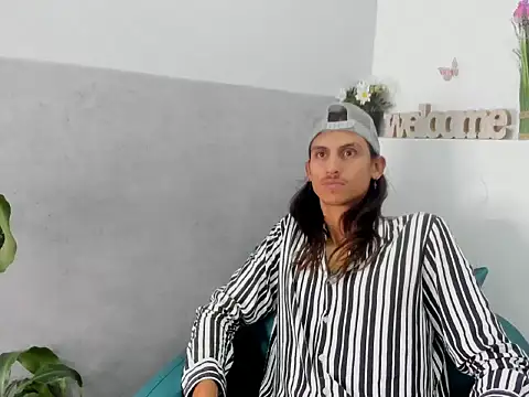 Snapshot of Noha-Smith chatting on February 1, 2026, 4:33 am Noha-Smith online show from February 1, 2026, 4:33 am