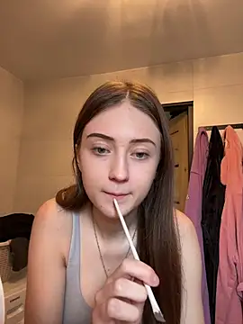 karlaluuvv online show from April 15, 2026, 9:04 am