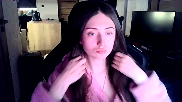 karlaluuvv online show from April 1, 2026, 8:28 pm