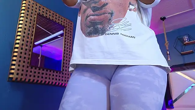 Snapshot of Ladyy_brownn chatting on April 16, 2026, 11:33 am Ladyy brownn online show from April 16, 2026, 11:33 am