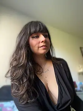 lovelyjinny online show from April 8, 2026, 9:33 am