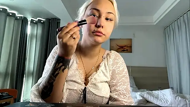 LuxureMia online show from February 1, 2026, 5:38 am