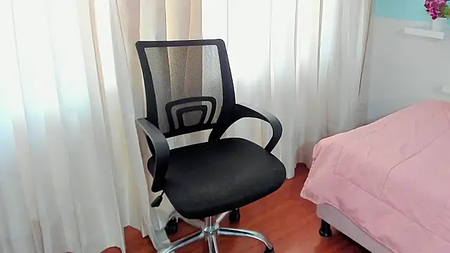 Snapshot of kendall_hernandez chatting on March 4, 2026, 2:03 pm kendall hernandez online show from March 4, 2026, 2:03 pm