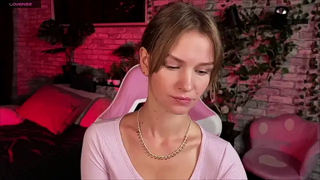 Snapshot of Crystal_Kris chatting on February 6, 2026, 5:36 am Crystal Kris online show from February 6, 2026, 5:36 am