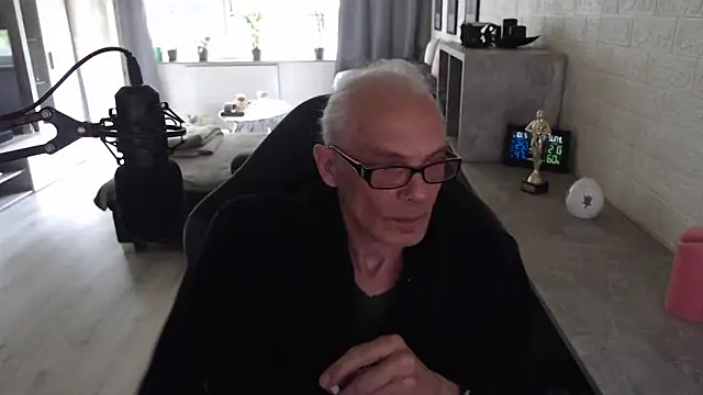 Snapshot of KoelnKoeln chatting on May 10, 2026, 3:58 pm KoelnKoeln online show from May 10, 2026, 3:58 pm