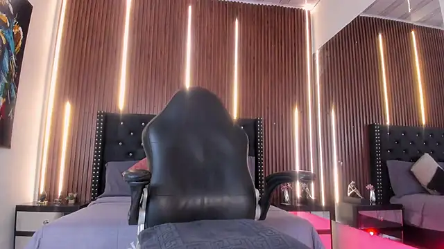 Viannca   online show from April 14, 2026, 6:40 am