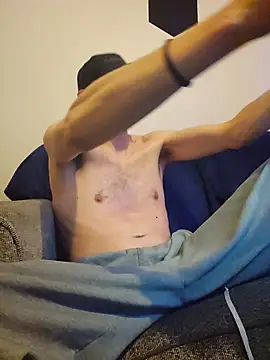 AERIALCLOVER online show from April 17, 2026, 7:22 am