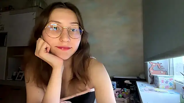 Miaaa Moon online show from April 6, 2026, 3:02 pm