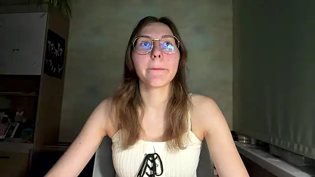 Snapshot of Miaaa_Moon chatting on July 7, 2026, 7:06 pm Miaaa Moon online show from July 7, 2026, 7:06 pm
