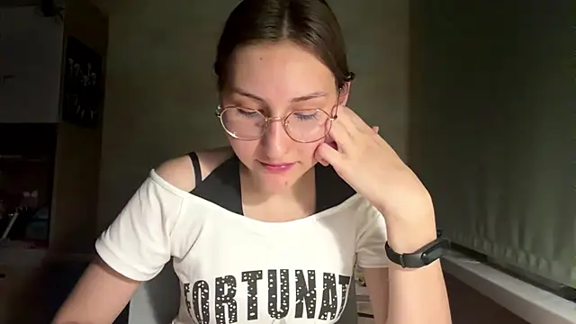 Snapshot of Miaaa_Moon chatting on July 20, 2026, 8:33 pm Miaaa Moon online show from July 20, 2026, 8:33 pm