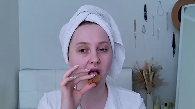 CandiceKingzzz online show from March 18, 2026, 12:19 pm