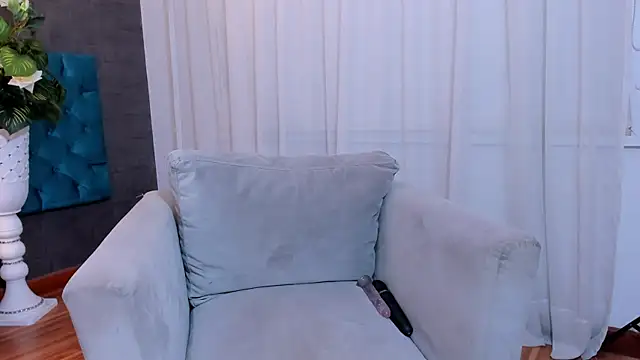 LunnaMoretti online show from April 18, 2026, 1:57 pm