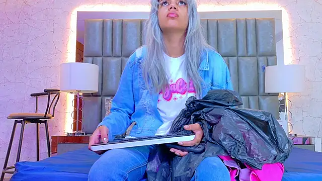 AlanaHouston online show from April 24, 2026, 4:36 am