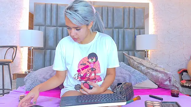 AlanaHouston online show from April 10, 2026, 4:52 am