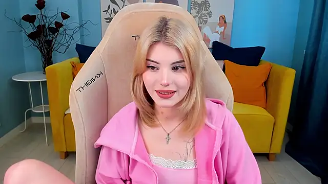 ScarletBlackwood online show from April 21, 2026, 4:52 am