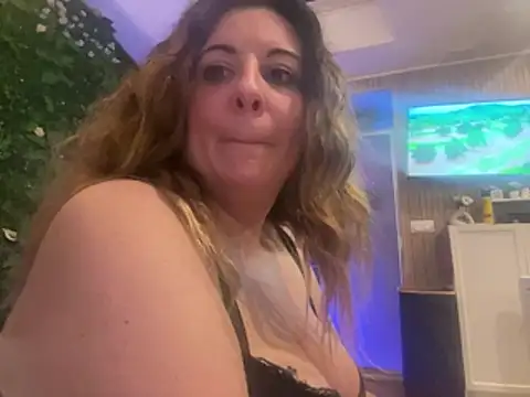 Snapshot of JasmineGlow7 chatting on June 1, 2026, 7:35 pm JasmineGlow7 online show from June 1, 2026, 7:35 pm