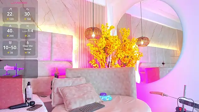 EmmaLovve online show from April 13, 2026, 2:37 am