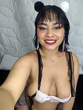 zoe love18 online show from April 15, 2026, 4:18 am