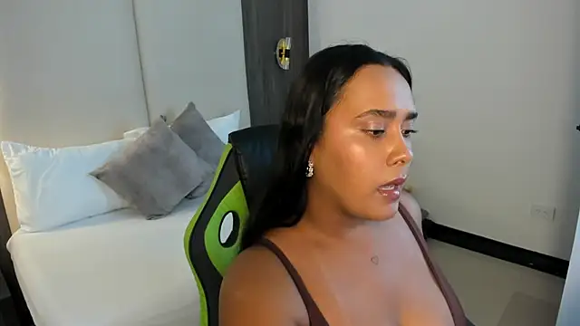 sophia solerr online show from April 14, 2026, 2:16 am