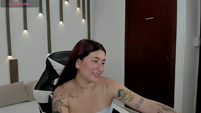 charlottee27  online show from April 9, 2026, 2:13 am